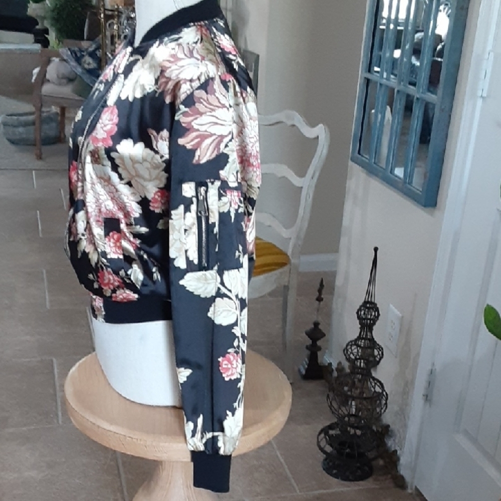 36.5 Elegant satin Floral Bomber Jacket Black Red Cream Small - Picture 7 of 12